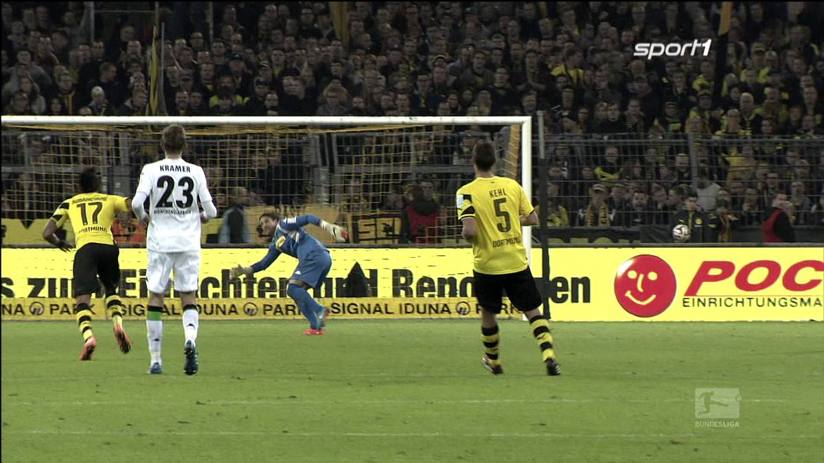 Christoph Kramer schießt im Spiel gegen Borussia Dortmund vom Mittelkreis mit seinem Rückpass ein Eigentor. Es ist der entscheidende Treffer im Borussen-Duell. 