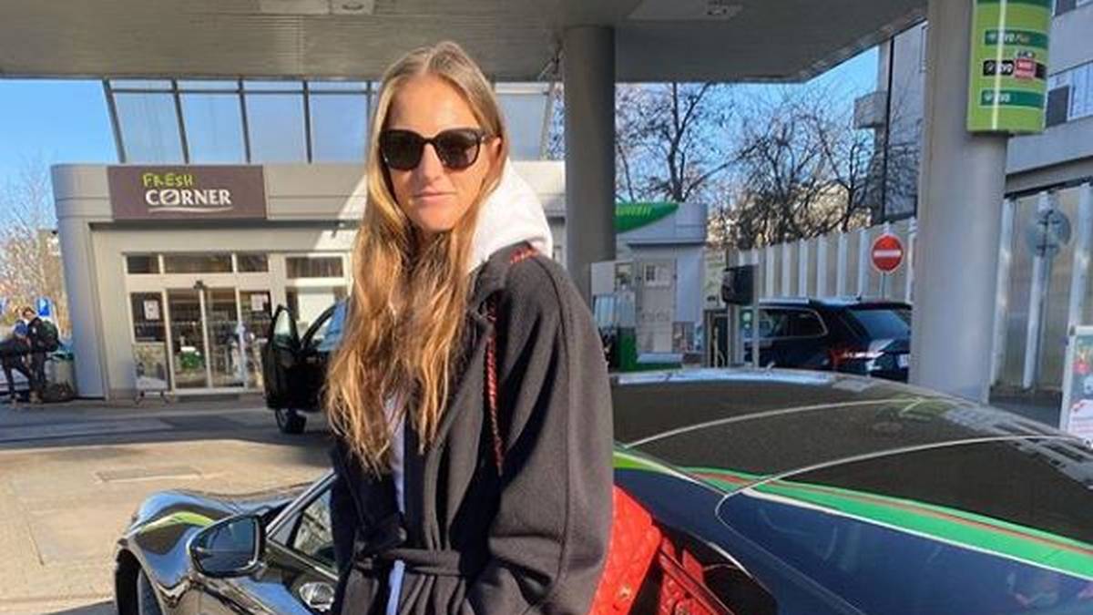 Karolina Pliskova zieht es in die Sonne. Lässig lehnt sie an einem Sportwagen