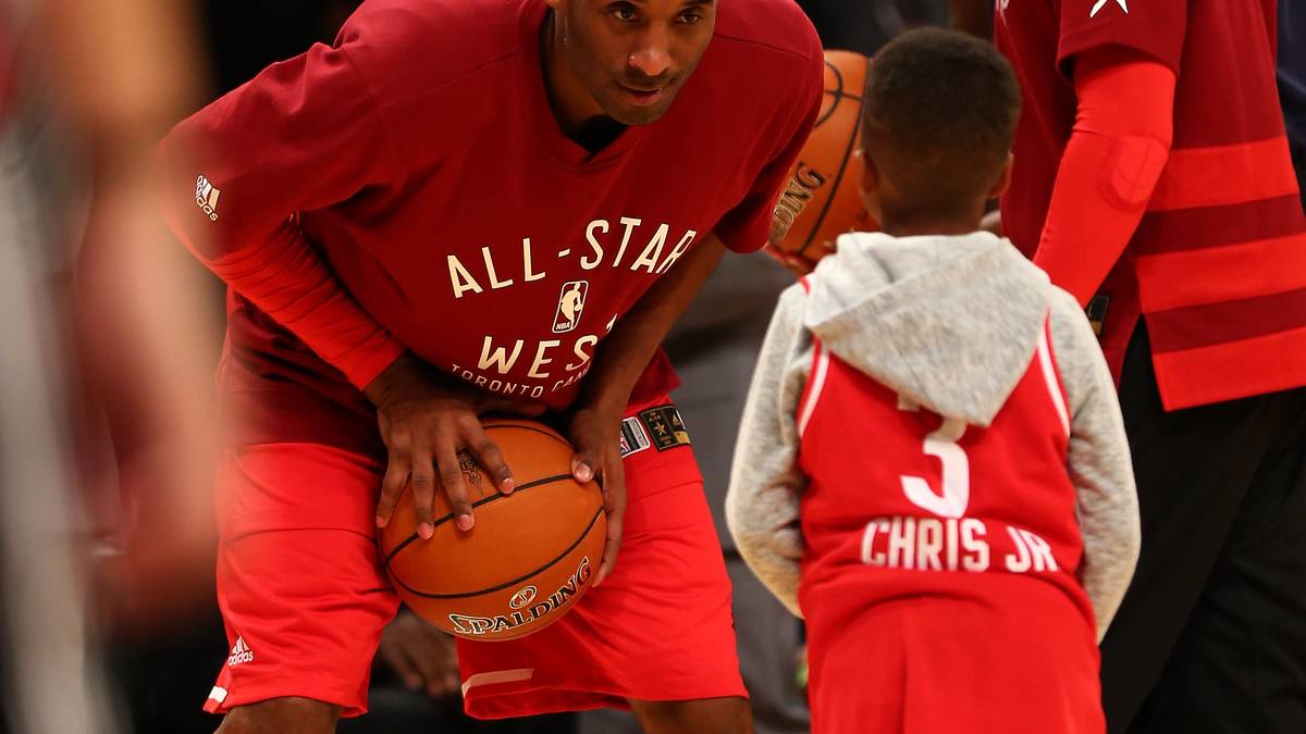 Beim Aufwärmen spielt er noch kurz Eins gegen Eins mit Chris Pauls Sohn Chris Jr.