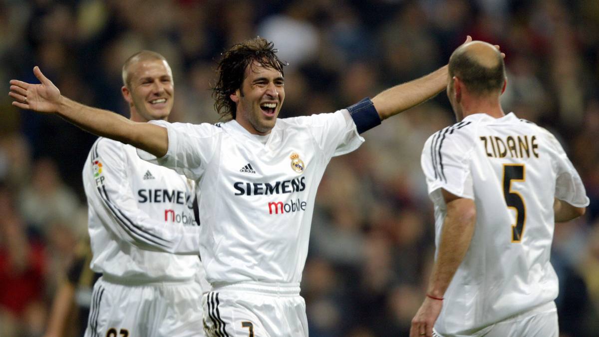 Auf Vereinsebene will sich Zidane in ähnlich erfolgreiche Sphären aufmachen wie in der Nationalmannschaft. Mit dem Champions-League-Sieg im Blick wechselt er 2001 zu Real Madrid - und wird mit David Beckham (l.) und Raul (M.) ein Teil der Galaktischen