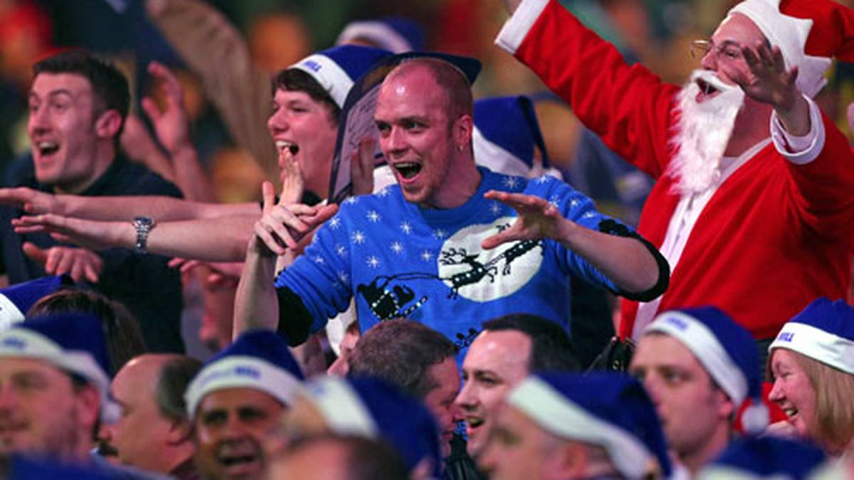 Wenig später ist der Saal gut gefüllt und die Fans verwandeln die Halle in den bekannten Hexenkessel