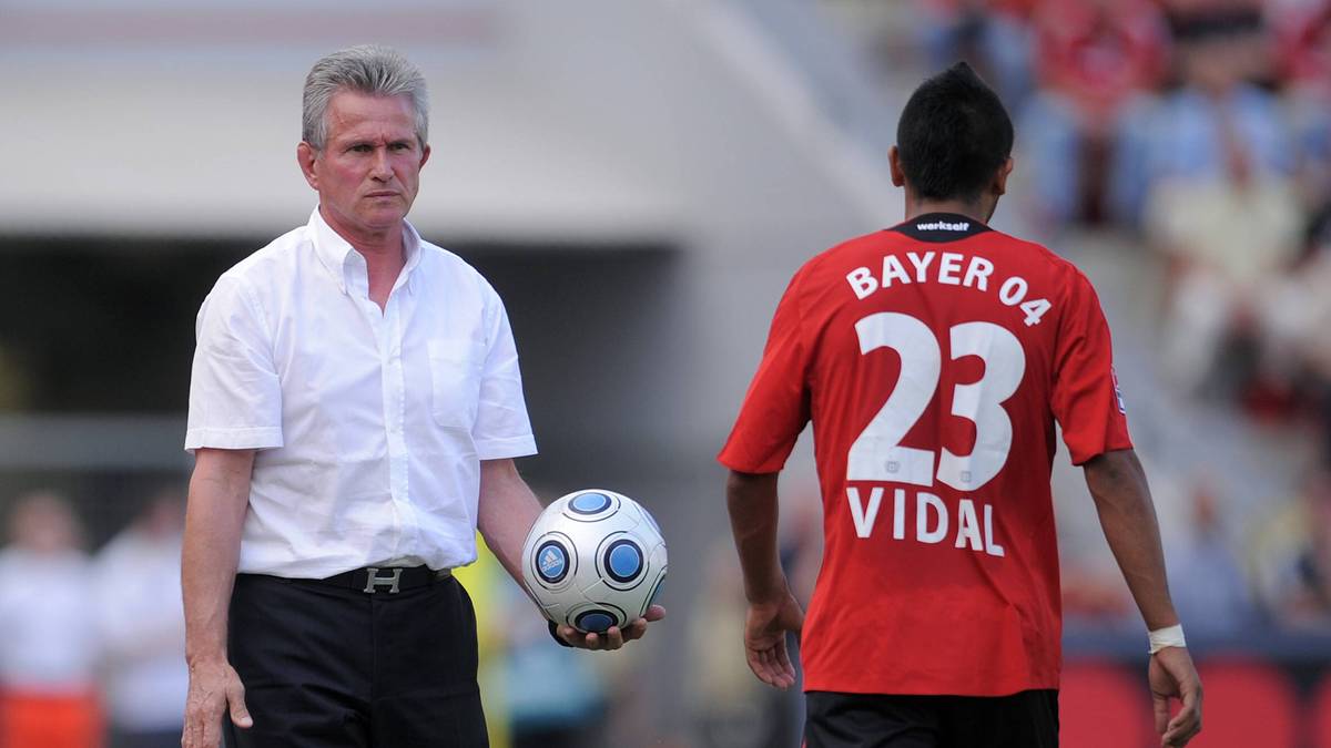 Gefördert wird er zu der Zeit vor allem von Jupp Heynckes (l.). Die Trainer-Legende bringt ihn des Öfteren auf den Boden der Tatsachen zurück und hält sein Temperament weitgehend im Zaum. Die beiden sollten sich später wiedersehen...