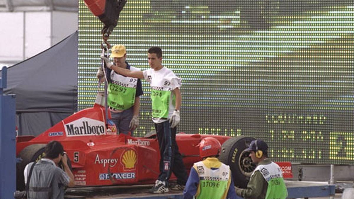 Bezeichnendes Bild: Schumachers Ferrari wird abtransportiert, während auf der Leinwand "JV" zum Titel fährt 