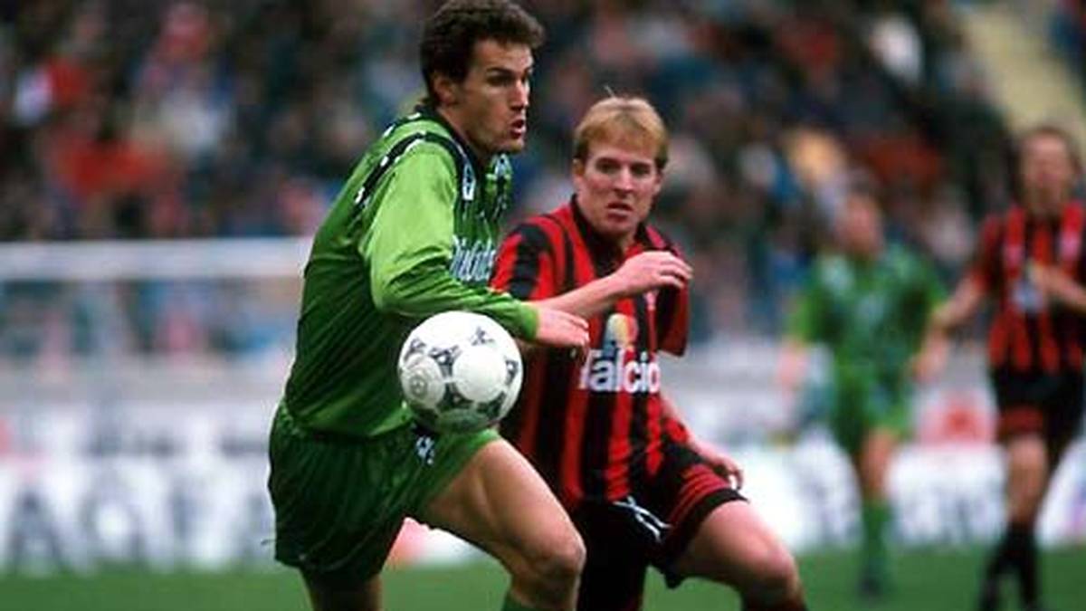 Also wechselt Herrlich 1993 nach Mönchengladbach. Dort geht es auf Anhieb steil bergauf mit dem 1,89 m großen Angreifer