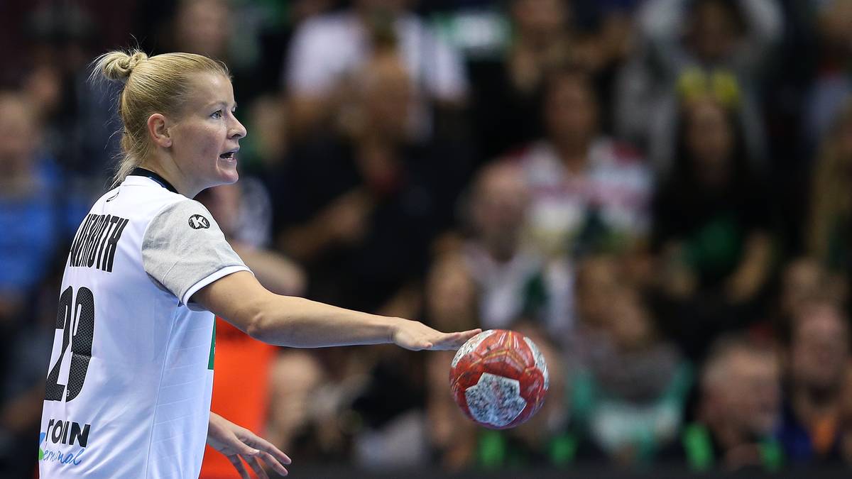 ANTJE LAUENROTH: Sie ist die Spätstarterin im Team. Erst 2015 wagte die Kreisläuferin mit 27 Jahren den Sprung in die erste Liga. Die erste Nationalmannschaftsnominierung von Bundestrainer Michael Biegler ließ nicht lange auf sich warten. Und das Debüt in diesem Sommer hinterließ Eindruck