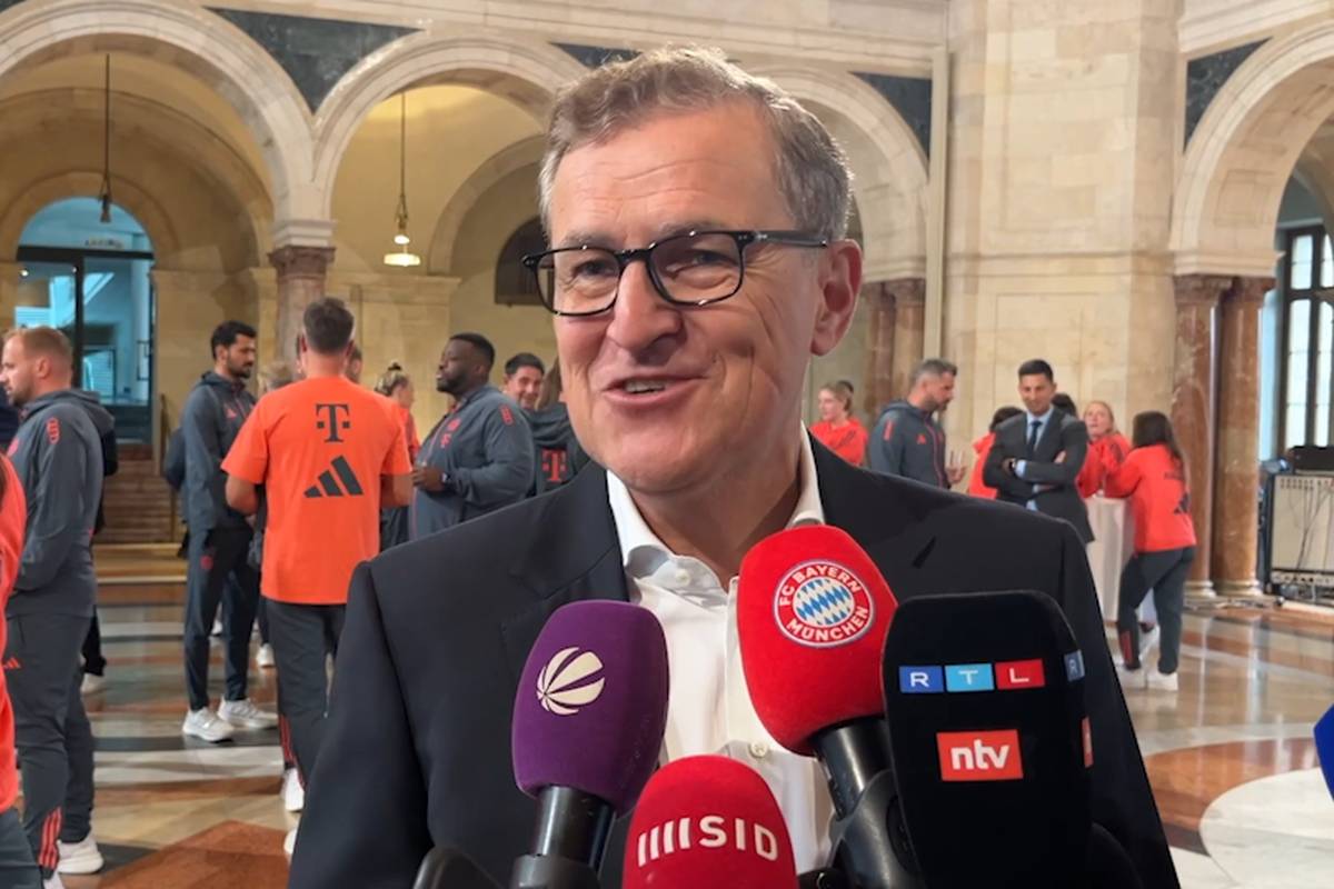 Jan-Christian Dreesen wird bei der Meisterehrung zum aktuellen Kader des FC Bayern befragt. Und hebt dabei nochmal besonders hervor, dass nun auch endlich die jungen Spieler die Möglichkeit bekommen sollten. Aber auch spieler mit viel Qualität, wie Nicolas Jackson, tun dem Kader besonders gut. 
