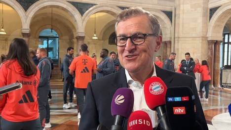 Jan-Christian Dreesen wird bei der Meisterehrung zum aktuellen Kader des FC Bayern befragt. Und hebt dabei nochmal besonders hervor, dass nun auch endlich die jungen Spieler die Möglichkeit bekommen sollten. Aber auch spieler mit viel Qualität, wie Nicolas Jackson, tun dem Kader besonders gut. 
