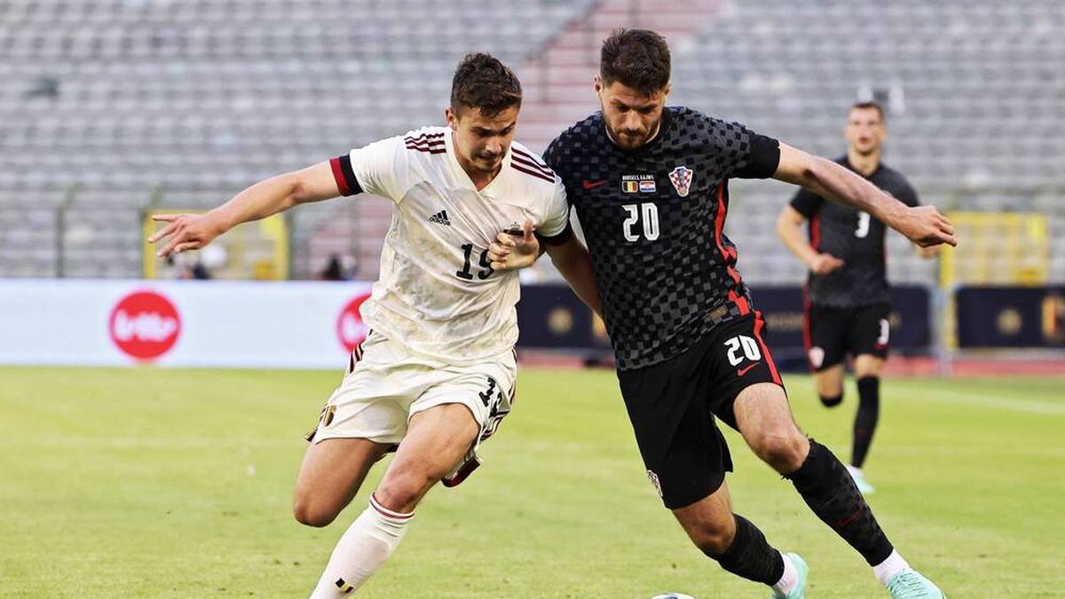 Auch auswärts ist das karierte Muster bei den Kroaten erkennbar. Das Trikot ist sonst überwiegend in Schwarz gehalten.