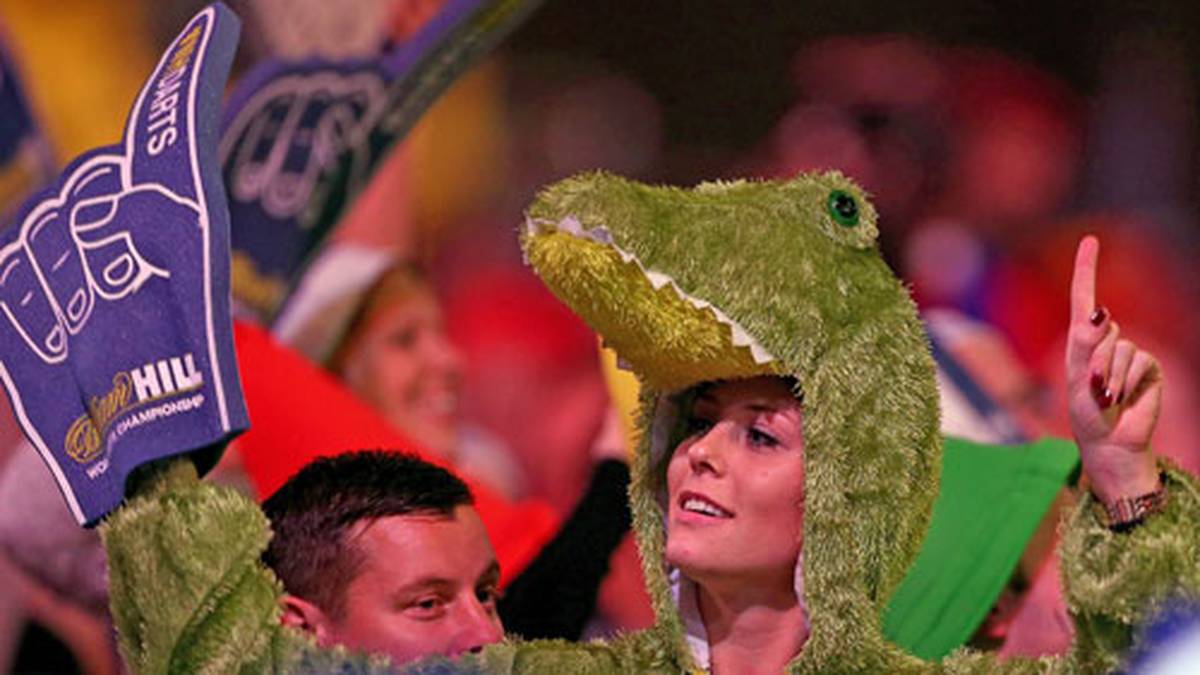 Ein ganz besonders hübsches Exemplar ist diese junge Dame, die sich zum Leidwesen der männlichen Besucher in ein Krokodil-Kostüm geschmissen hat