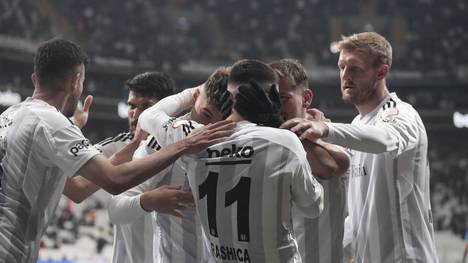 Milot Rashica of Besiktas celebrates after scoring the second goal of his team with teammates during the Turkish Super League match between Besiktas and Caykur Rizespor at Besiktas Park on May 3, 2024 in Istanbul, Turkey. Istanbul Turkey Copyright: xSeskimxPhotox Besiktas-Rizespor-030524 (43)