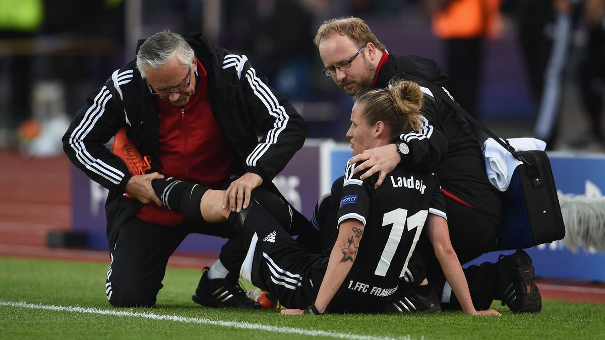 Kurz vor Schluss dann der Schock beim FFC: Simone Laudehr knickt bei einem Zweikampf mit Annike Krahn um und muss dann mit schmerzverzerrtem Gesicht ausgewechselt werden 
