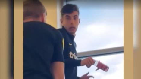Timo Werner im Prank-Modus: Als Opfer hat sicher der Nationalspieler seinen Teamkollegen Kai Havertz ausgeguckt.