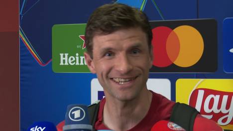 Thomas Müller erlebt einen turbulenten Champions-League-Abend. Der 35-Jährige trifft nach Einwechslung, am Ende verliert der FC Bayern dennoch. In der Mixed Zone nach dem Spiel zeigt sich der Rekord-Spieler gut gelaunt. 