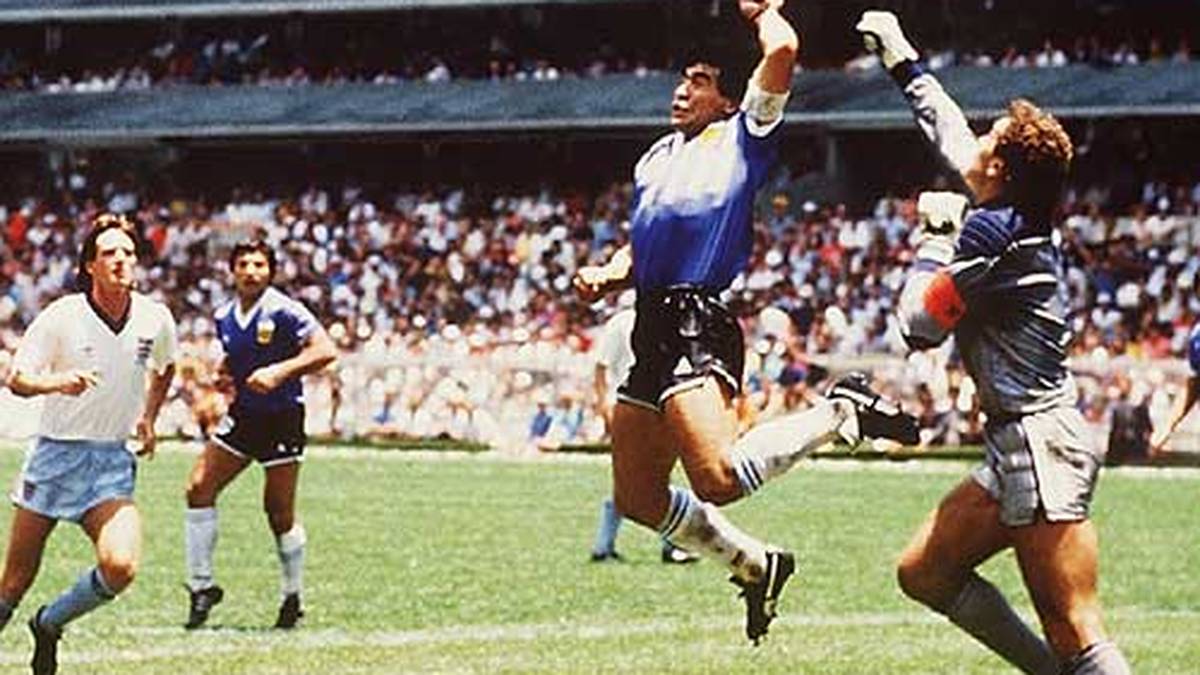 Der wohl berühmteste Betrug aller Zeiten: Diego Maradonas "Hand Gottes" im WM-Viertelfinale 1986. In der 51. Minute bringt der argentinische Volksheld seine "Albiceleste" mit 1:0 gegen England in Führung. Allerdings gelingt ihm das nur unter Zuhilfenahme seiner linken Hand. Das Tor zählt trotzdem - und geht in die Geschichtsbücher ein