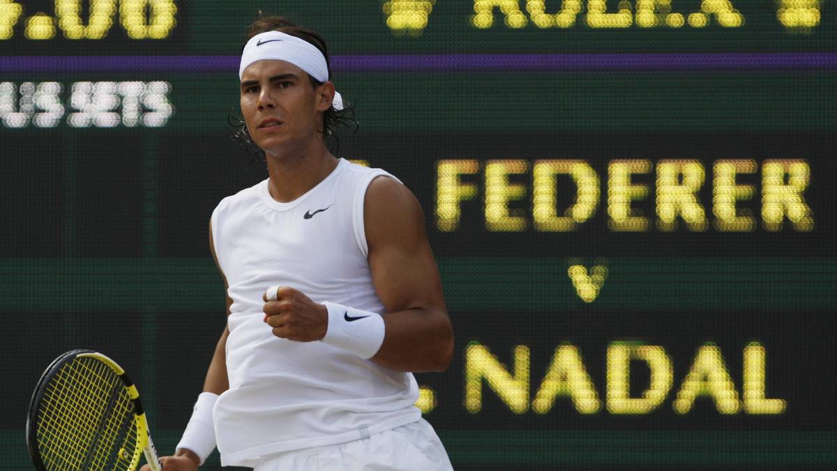 Nadal dominiert die ersten beiden Sätze und gewinnt sie jeweils mit 6:4 gegen Federer, der den sechsten Wimbledon-Triumph in Folge anpeilt