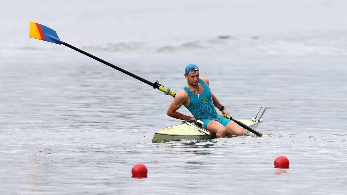 Der Kasache Wladislaw Jakowlew hat sein Boot nicht im Griff und kentert