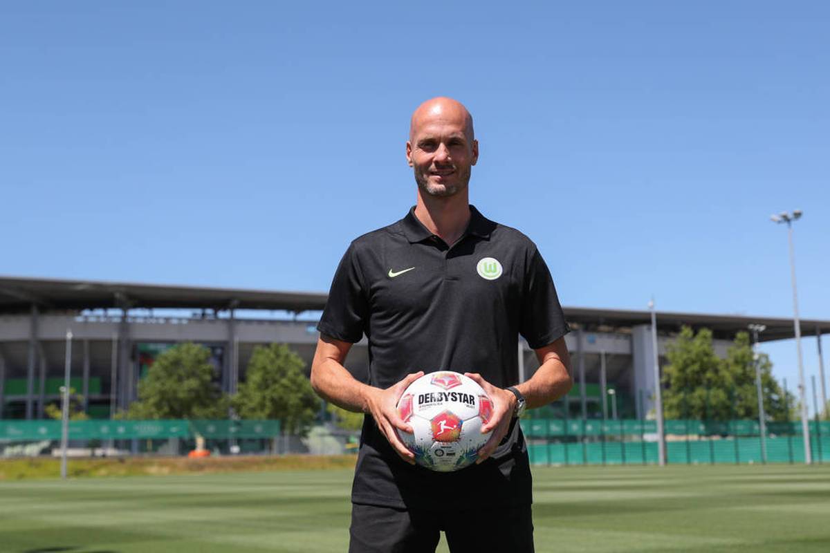 Paul Simonis ist der neue Trainer des VfL Wolfsburg - und die Ähnlichkeiten mit Pep Guardiola beschränken sich nicht nur aufs Äußere. Kann er den Erfolg von seinem bisherigen Verein mit zu den Wölfen bringen?