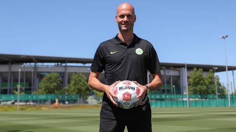 Paul Simonis ist der neue Trainer des VfL Wolfsburg - und die Ähnlichkeiten mit Pep Guardiola beschränken sich nicht nur aufs Äußere. Kann er den Erfolg von seinem bisherigen Verein mit zu den Wölfen bringen?