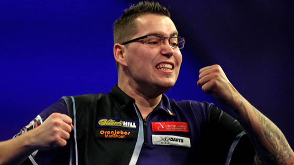Darts gespielt wird natürlich auch noch. Gleich im ersten Match des Nachmittags verliert der an Nummer 25 gesetzte Paul "The Asset" Nicholson nach hartem Kampf mit 2:3 gegen den Benito van de Pas (Bild). Der Niederländer kann seinen Erfolg im Anschluss selbst kaum glauben