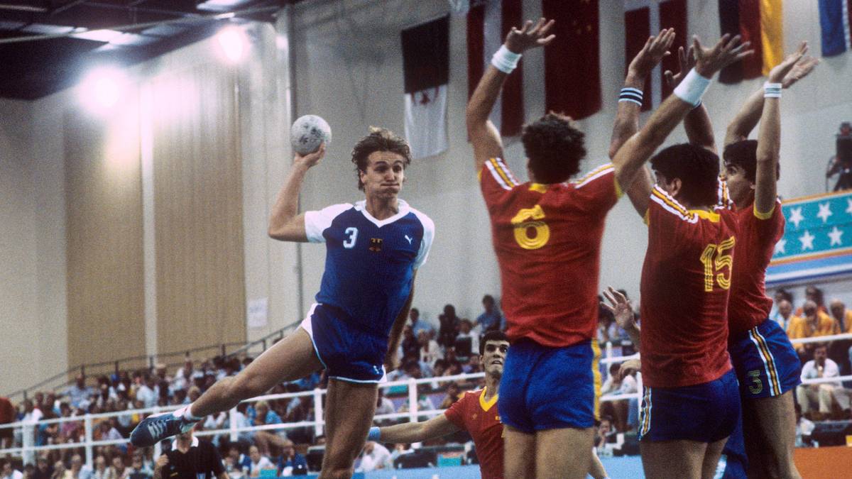 PLATZ 9: OLYMPIA 1984 - GRUPPENPHASE: Eines der ersten großen Duelle findet bei den Olympischen Spielen 1984 in Los Angeles statt. Das deutsche Team um Rüdiger Neitzel (l.) verpasst die Qualifikation, darf aufgrund des Rückzugs einiger Ostblock-Teams aber doch antreten