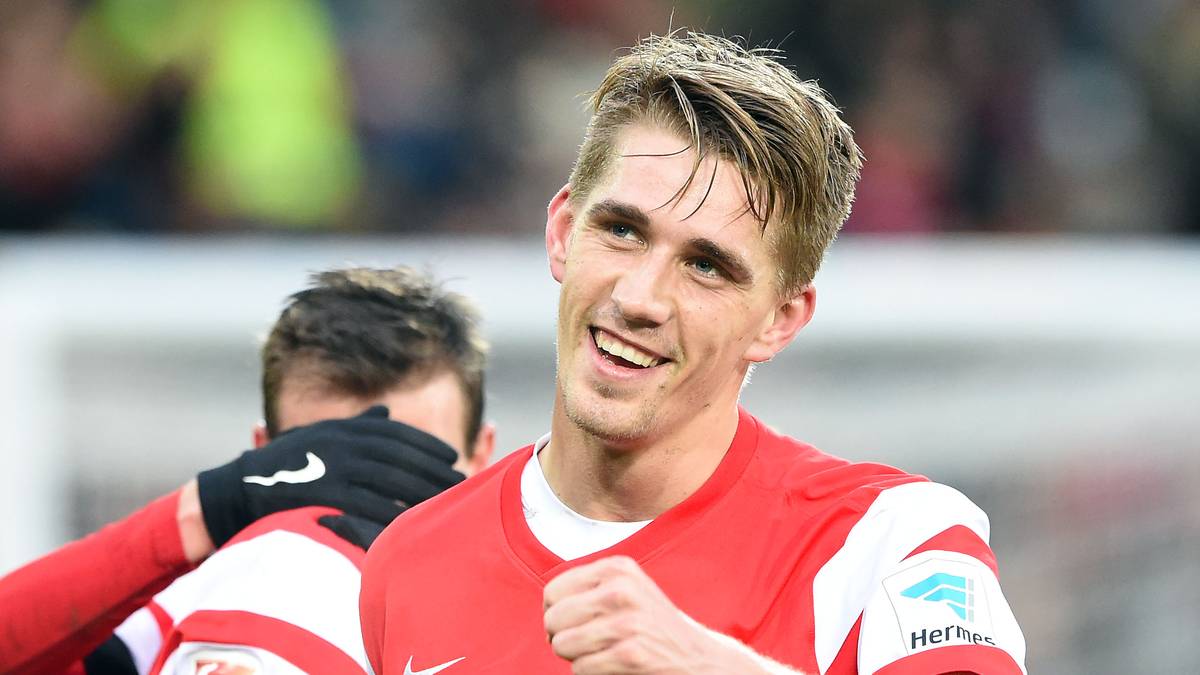 Nils Petersen bejubelt einen seiner drei Treffer bei Freiburgs Sieg gegen Eintracht Frankfurt