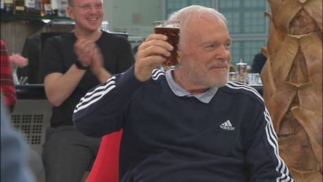 Trainer-Legende Hermann Gerland ist zum ersten Mal zu Gast im STAHLWERK Doppelpass. Ein Auftritt, der jetzt schon Kult ist!