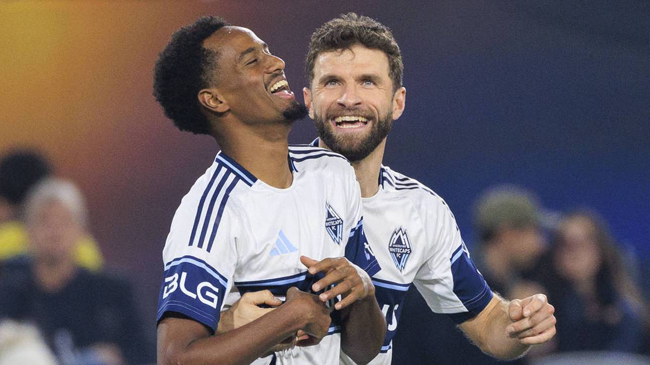 Thomas Müller freut sich mit seinen Teamkollegen