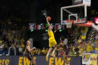 Die EWE Baskets Oldenburg besiegen in der BBL die Bamberg Baskets mit 67:59. Bezeichnende Szene: Erst der Ballgewinn, dann der Traumpass im Fastbreak und veredelt wird das ganze durch einen starken Dunk von Alen Pjanic.