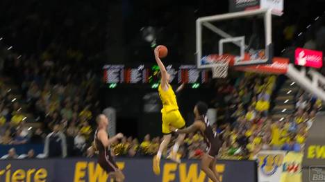 Die EWE Baskets Oldenburg besiegen in der BBL die Bamberg Baskets mit 67:59. Bezeichnende Szene: Erst der Ballgewinn, dann der Traumpass im Fastbreak und veredelt wird das ganze durch einen starken Dunk von Alen Pjanic.