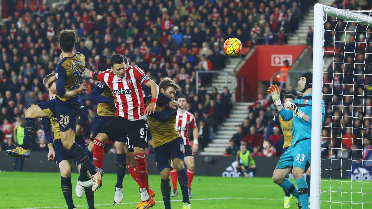 Fonte setzt sich im Strafraum durch und köpft ein