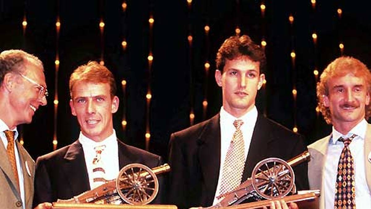 Mit 20 Treffern sichert er sich 1995 außerdem die begehrte Torjägerkanone. Er teilt sich den Titel mit Mario Basler (2.v.l.)