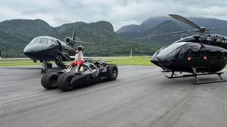 Neymar Jr. erweitert seinen Fuhrpark und macht sich damit selbst ein verspätetes Weihnachtsgeschenk der Extraklasse.