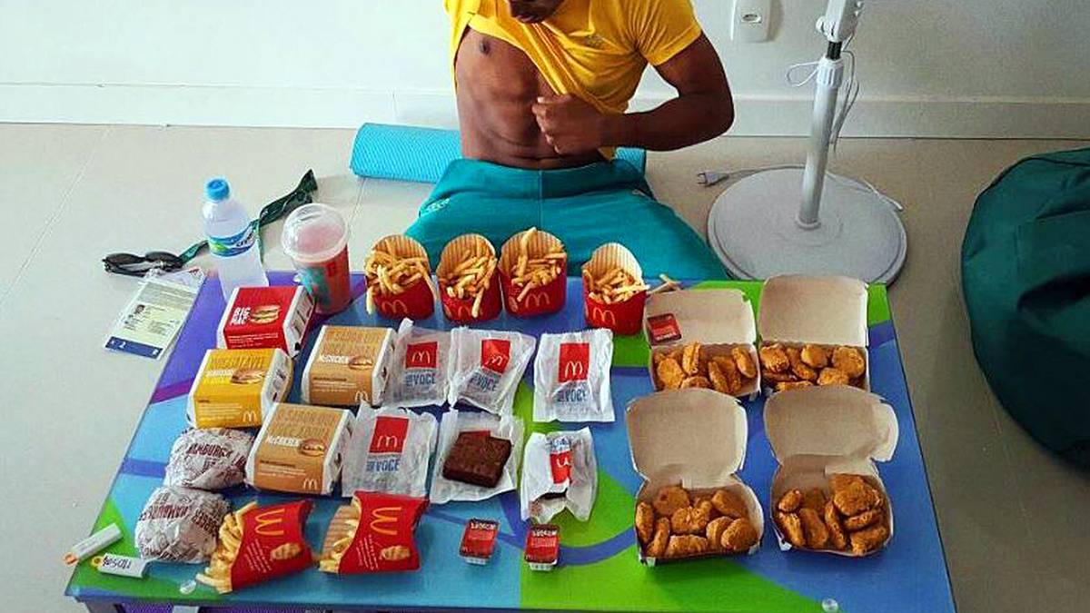 Ob es im Badminton-Doppel bei Sawan Serasinghe besser gelaufen wäre, wenn er diese üppige Mahlzeit vor dem Ausscheiden eingenommen hätte? Trotz drei Niederlagen in drei Spielen findet der Australier jedenfalls, er hätte sich nach Monaten gesunder Ernährung "ein bisschen" Junk Food verdient