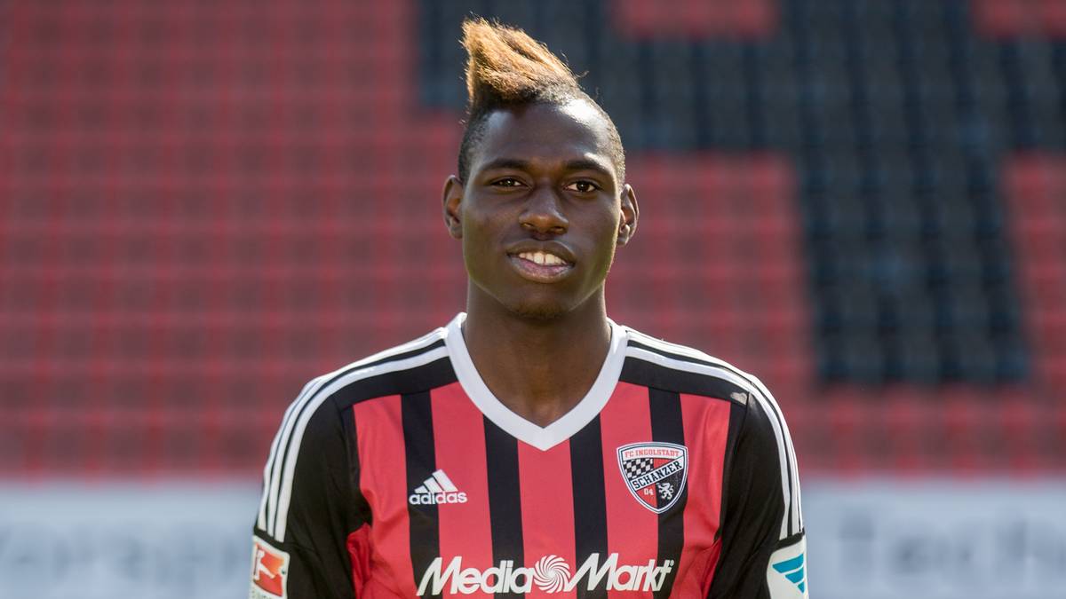 A propos Ingolstadt: Etwas windschief liegt die Frisur von Danny Da Costa beim Fotoshooting der Schanzer vor Saison 2015/2016 im Wind