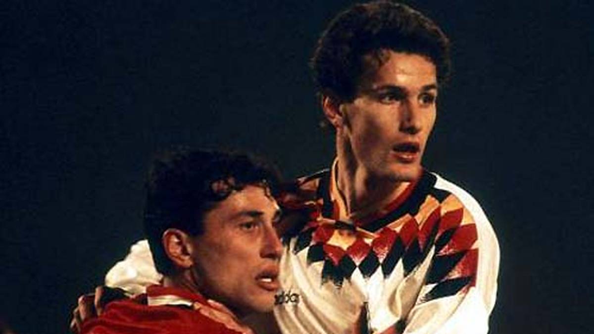 Die Berufung in die Nationalelf erfolgt im gleichen Jahr. Fünf Länderspiele absolviert Herrlich 1995, erzielt dabei einen Treffer