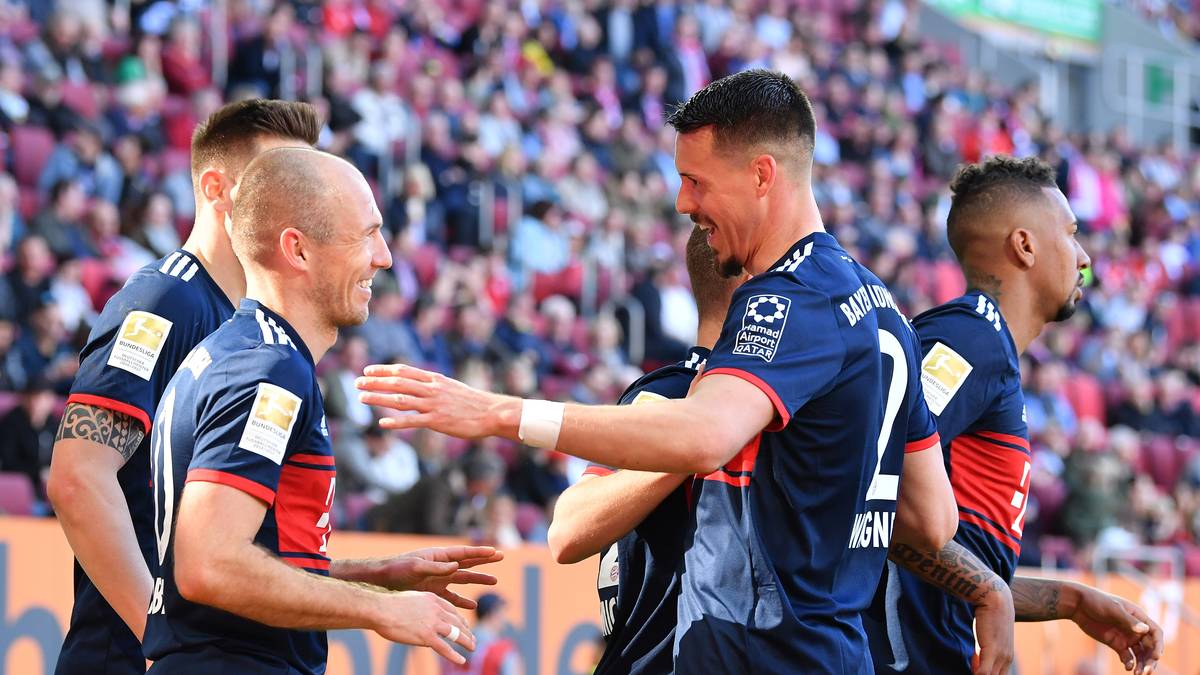 ...und Sandro Wagner schenken dem FCA die nächsten Gegentore ein - und Bayern ist endlich im Meisterziel 