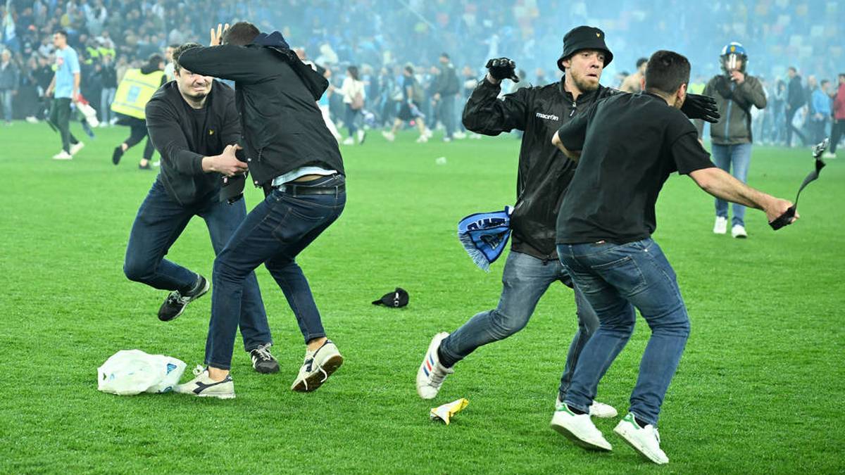 Ultras von Udinese und Neapel schlugen mit Gürteln und Stangen aufeinander ein