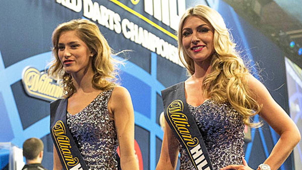 Tag 3: Ohne sie geht beim Darts geht nun wirklich gar nichts: Die Walk-on-Girls heizen den Fans bei der WM erst richtig ein und den Ally Pally regelrecht auf. Auch diese beiden blonden Damen beweisen ein kongeniales Zusammenspiel. SPORT1 hat die besten Bilder zur Darts-WM