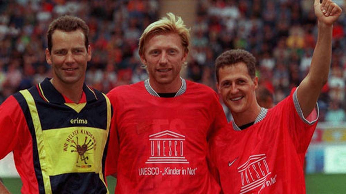 Die Liebe gilt immer auch dem Fußball. Zusammen mit anderen Sport-Stars wie Boris Becker (M.) oder Henry Maske (l.) begeht er jährlich das Benefiz-Match "Spiel der Herzen"