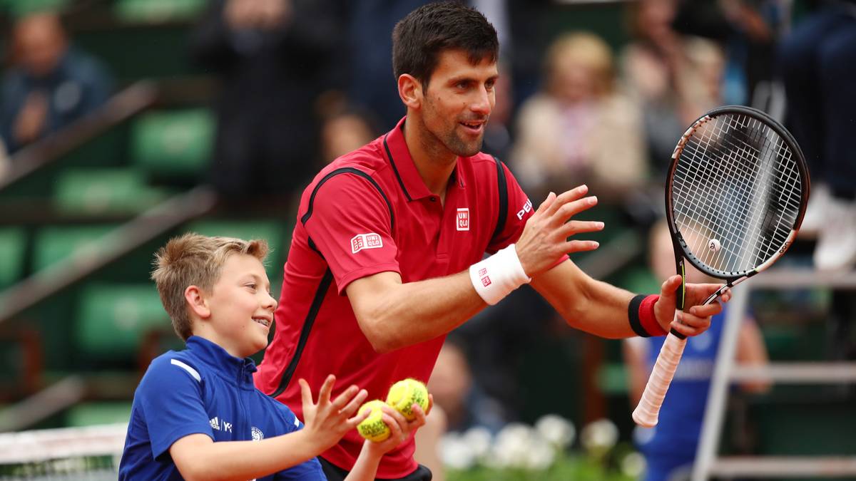 Und macht dann mit diesem eine La-Ola-Welle in jede Himmelsrichtung