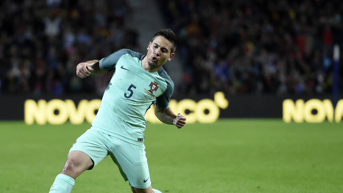 Während der Europameisterschaft in Frankreich macht der BVB die Verpflichtung des linken Verteidigers klar. Zwölf Millionen Euro überweisen die Dortmunder an den FC Lorient aus Frankreich