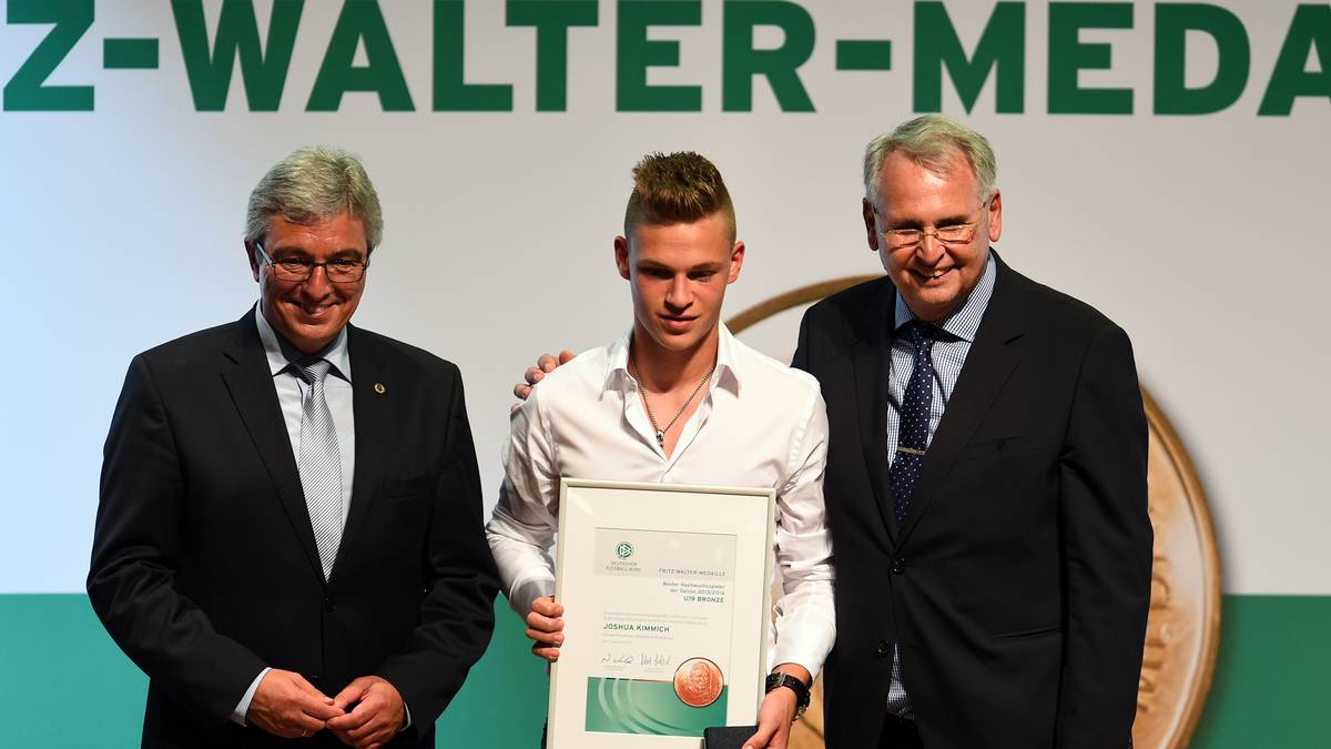 Die nächste persönliche Auszeichnung lässt nicht lange auf sich warten, diesmal gibt es hinter Niklas Stark und Max Meyer die Fritz-Walter-Medaille in Bronze