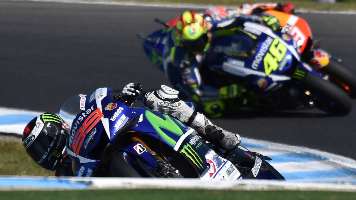 2015: Beim Australien-GP wird der Ton noch rauher. Rossi wirft Marquez vor, mit der Konkurrenz zu spielen. Der Spanier hätte im Rennen schon viel früher an Jorge Lorenzo vorbeiziehen und ihn so einbremsen können, was Rossis Chancen auf eine bessere Platzierung gesteigert hätte 