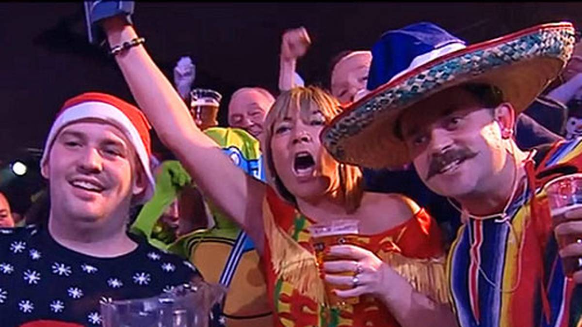 Wieder überzeugen die Fans durch farbenfrohe Outfits. Auch diese Anhänger von Terry Jenkins haben sich einiges einfallen lassen. Stimmungsfroh und - mutmaßlich - nicht nur freudestrunken feuern sie ihren Liebling im ehrwürdigen Ally Pally an