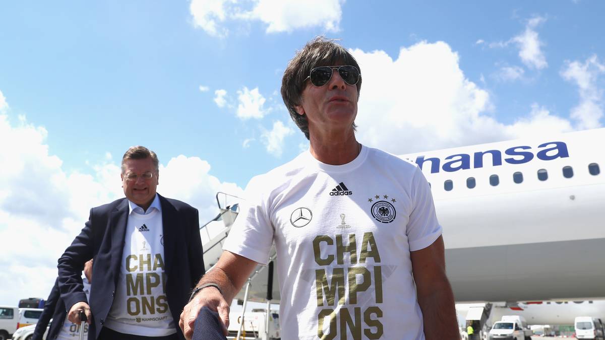 Löw schien gerüstet für die Mission Titelverteidigung ein Jahr später. Die Qualifikation für die WM gelang souverän. Nach dem Halbfinal-Aus bei der EM in Frankreich blieb Löw 22 Spiele in Folge ungeschlagen