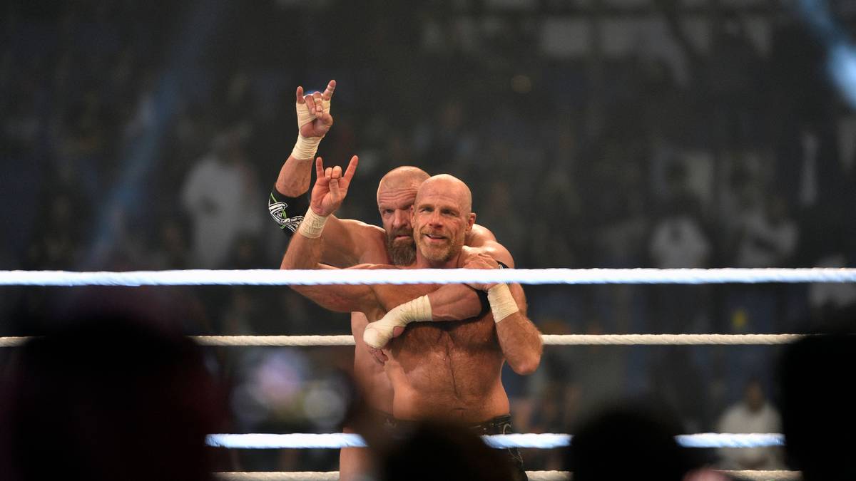 Wenige Monate später entschloss sich HBK dann doch zum Comeback: In seinem ersten Match seit über acht Jahren triumphierte er - mittlerweile mit Glatze - bei WWE Crown Jewel gemeinsam mit Kumpel Triple H gegen Undertaker und Kane