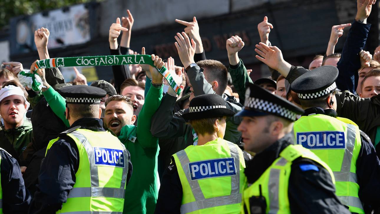 Fan wirft Burger auf Polizeipferd