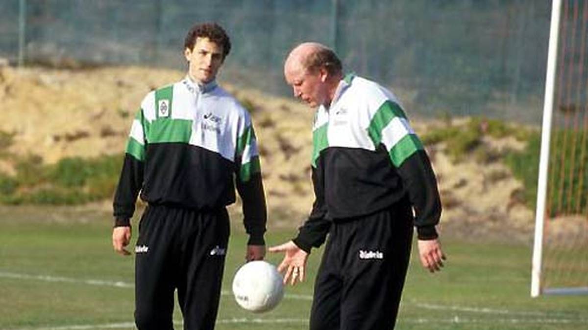 Im Sommer 1995 erhält Herrlich ein Millionen-Angebot von Borussia Dortmund. Trotz laufenden Vertrages will er Gladbach verlassen. Es kommt zum Streit mit Manager Rolf Rüssmann, der vor Gericht endet. Auf Vermittlung des DFB erhält Herrlich die Freigabe, er wechselt für die damalige Rekordsumme von elf Millionen Mark nach Dortmund