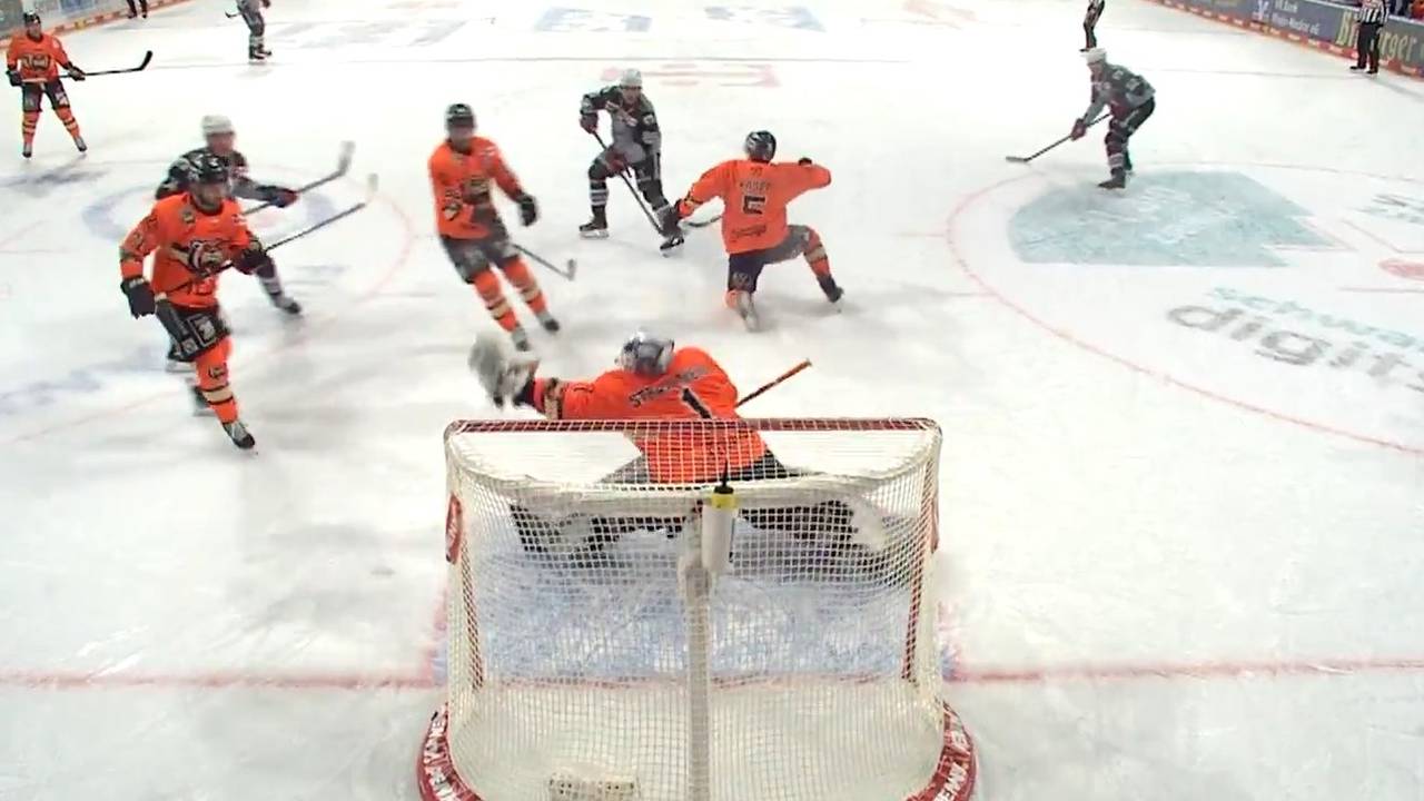 Goalie beeindruckt bei Jubiläum mit Monster-Parade