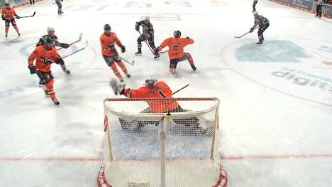 Dustin Strahlmeier feiert beim Duell seiner Grizzlys Wolfsburg mit den Adler Mannheim ein Jubiläum - und zeigt früh im Spiel, was er zwischen den Pfosten drauf hat.
